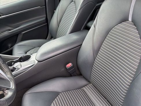 Used 2019 Toyota Camry SE FWD image 5