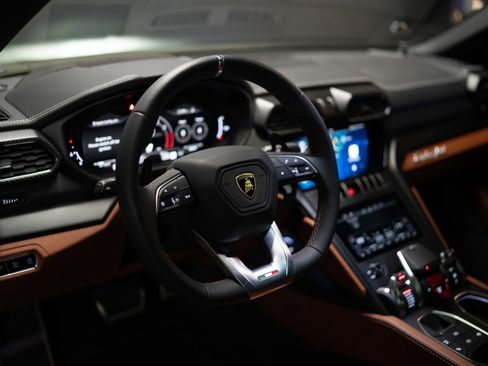 Used 2023 Lamborghini Urus S image 8