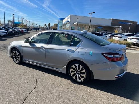Used 2017 Honda Accord Touring image 4