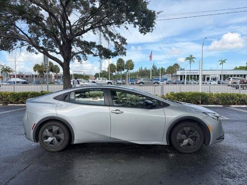 Used 2023 Toyota Prius LE FWD image 11