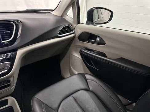 Used 2024 Chrysler Pacifica Touring-L FWD image 13