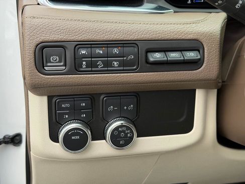 Used 2022 GMC Yukon XL Denali AWD/4WD image 8