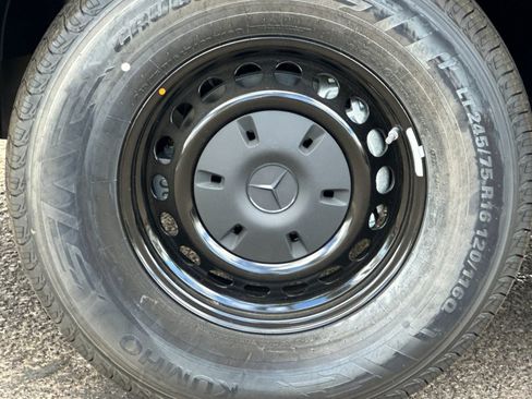 Used 2024 Mercedes-Benz Sprinter 2500 image 32