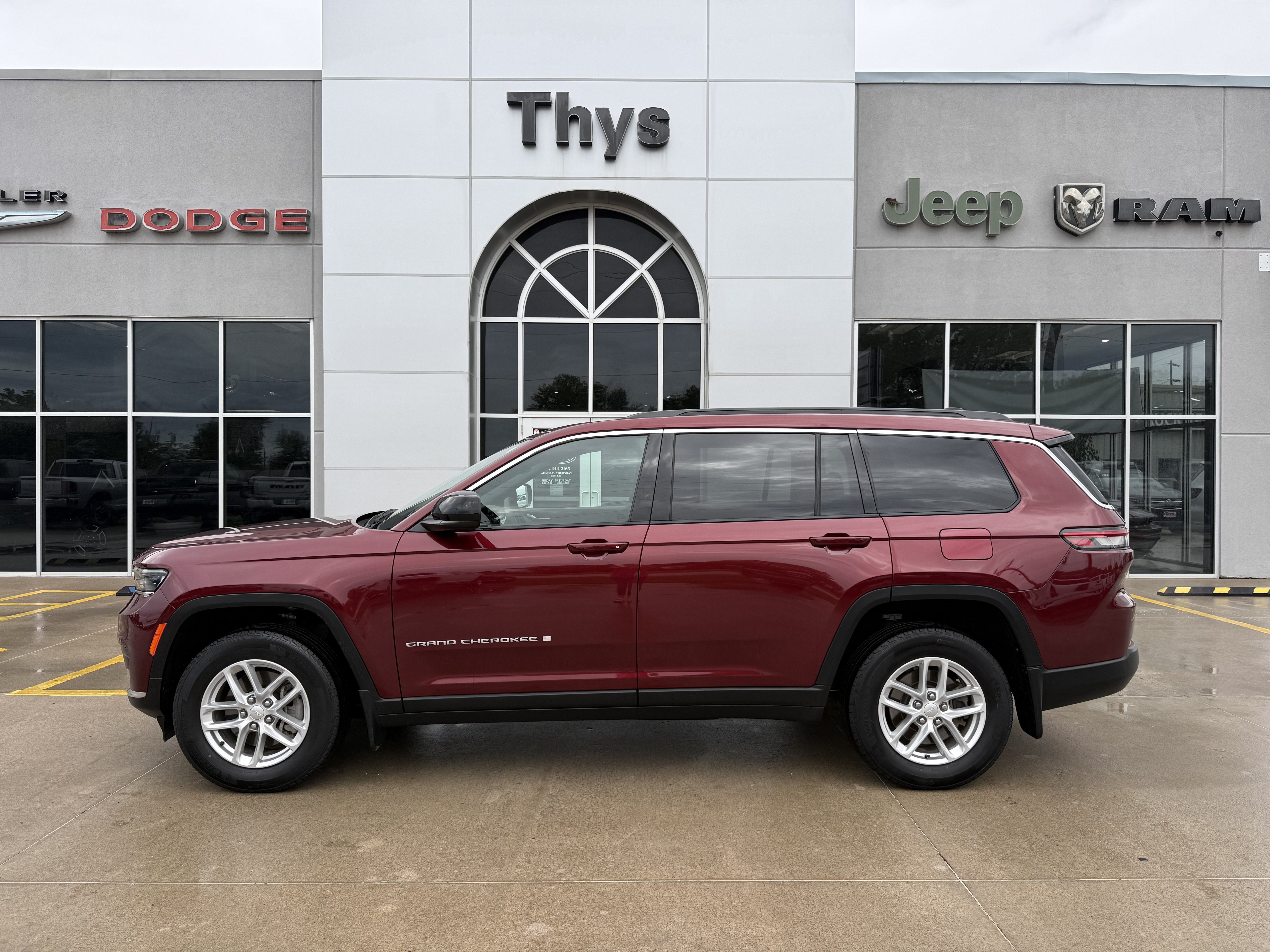 Used 2024 Jeep Grand Cherokee L Laredo w/ Luxury Tech Group I AWD/4WD image 32