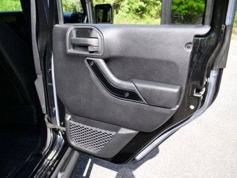 Used 2015 Jeep Wrangler Unlimited Sahara image 31