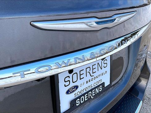 Used 2015 Chrysler Town & Country Touring-L w/ Driver Convenience Group image 18