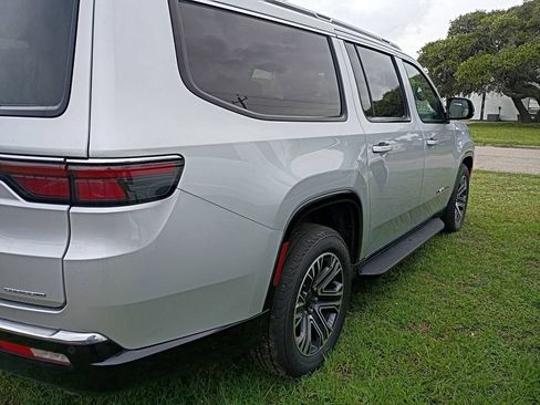 Used 2024 Jeep Wagoneer L Series II w/ Flexible Seating Group AWD/4WD image 10