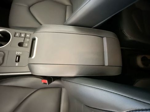 Used 2024 Toyota Highlander XLE AWD/4WD image 21