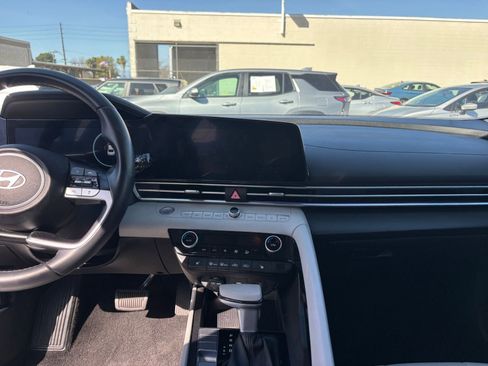 Used 2025 Hyundai Elantra Limited image 17