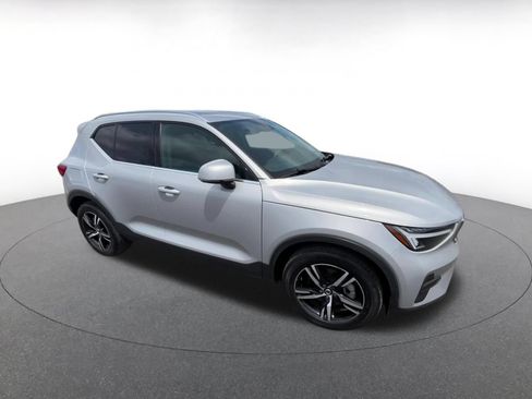 Used 2024 Volvo XC40 B5 Core AWD/4WD image 2