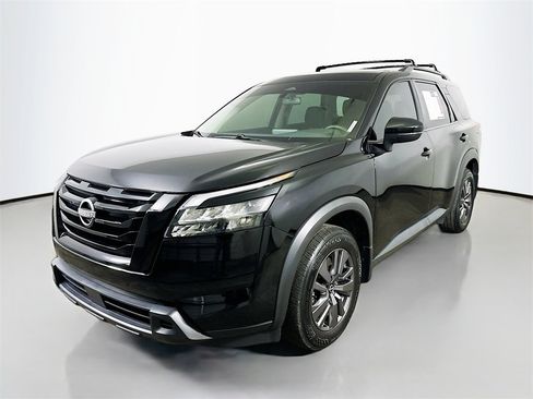 Used 2023 Nissan Pathfinder SV image 3
