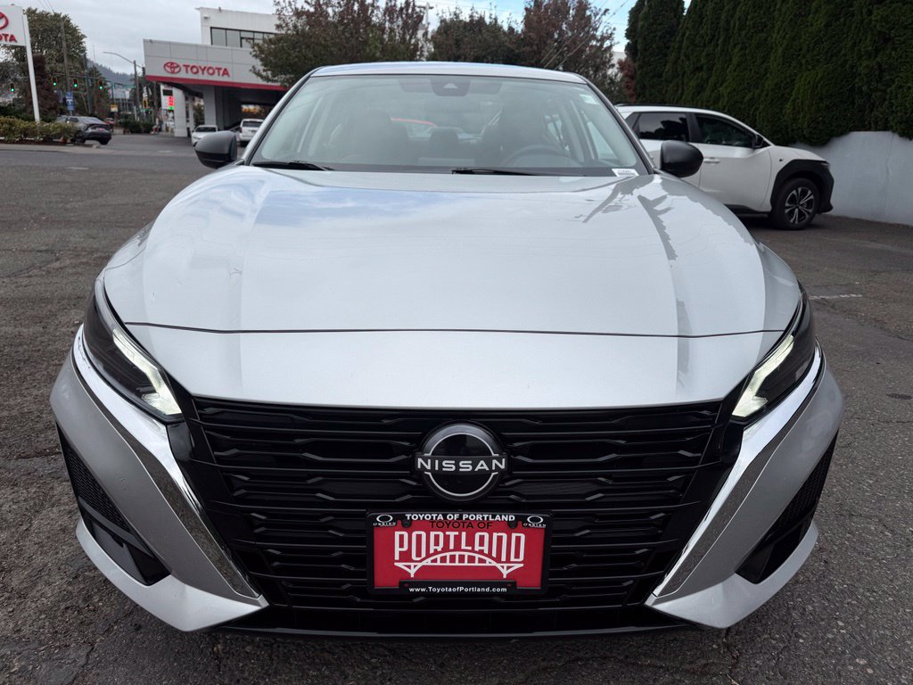 Used 2025 Nissan Altima 2.5 SV FWD image 3