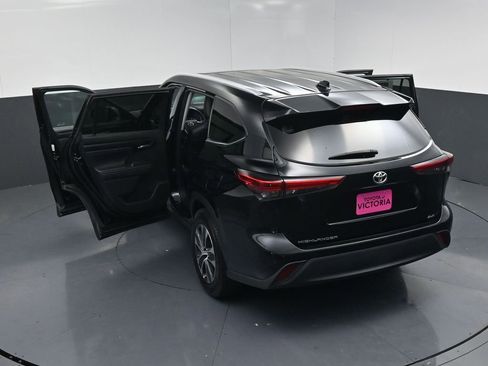 Used 2023 Toyota Highlander XLE image 19