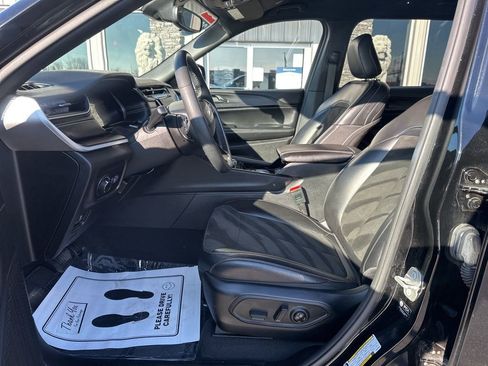 Used 2023 Jeep Grand Cherokee L Laredo image 12