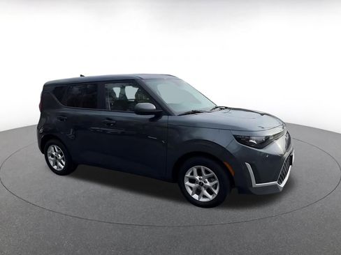 Used 2025 Kia Soul LX w/ LX Technology Package FWD image 2