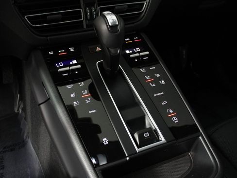 Certified 2026 Porsche Macan image 18