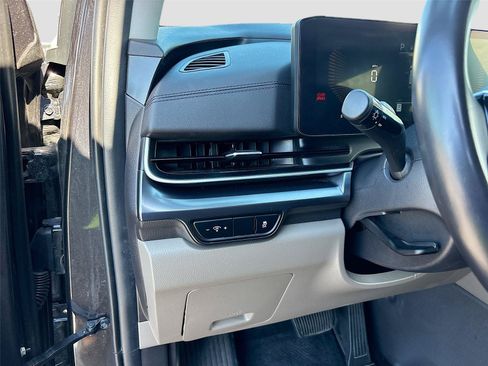 Used 2025 Kia Carnival FWD image 11