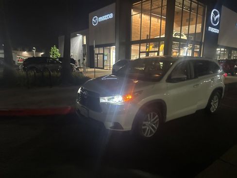 Used 2015 Toyota Highlander LE image 2