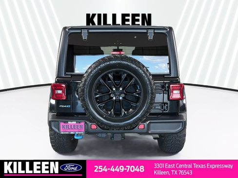 Used 2023 Jeep Wrangler Unlimited Sahara w/ Cold Weather Group AWD/4WD image 8