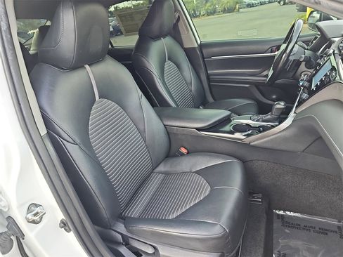 Used 2019 Toyota Camry SE w/ Carpet Mat Package image 10
