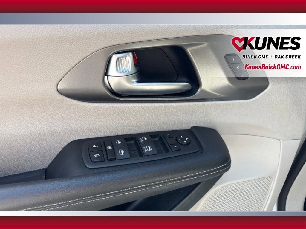 Used 2023 Chrysler Pacifica Touring-L FWD image 14