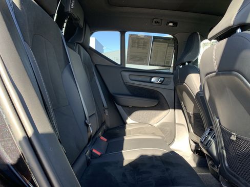 Used 2025 Volvo XC40 B5 Plus image 33