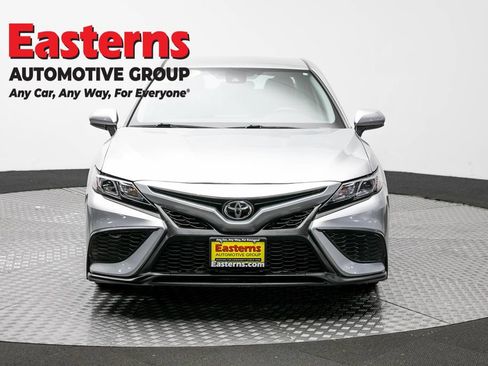 Used 2021 Toyota Camry SE w/ Carpet Mat Package (TMS) FWD image 2