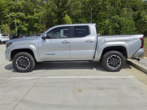 Used 2024 Toyota Tacoma TRD Sport w/ TRD Sport Upgrade Package image 10