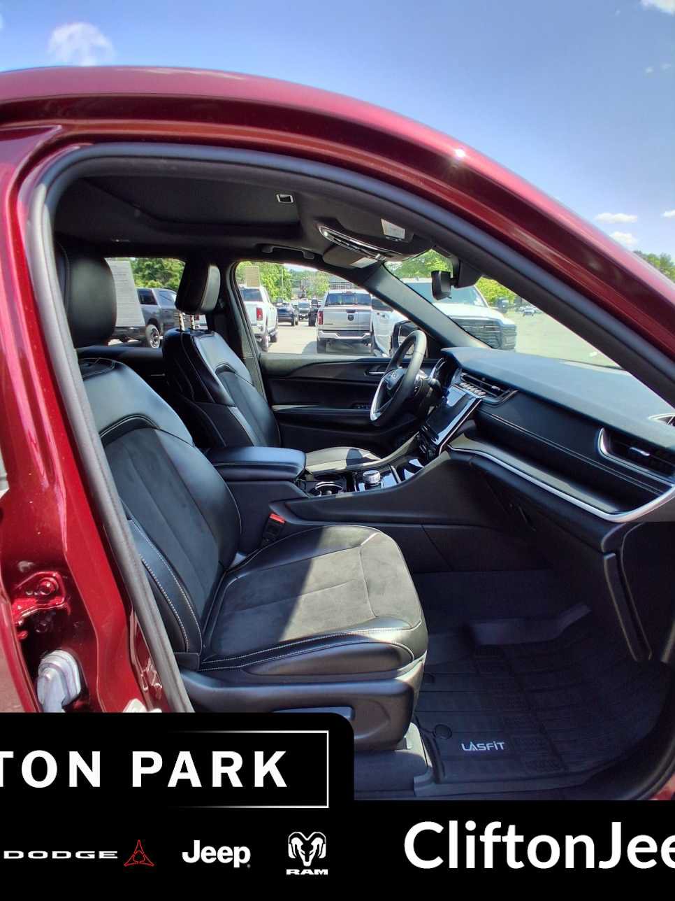 Used 2023 Jeep Grand Cherokee L Laredo AWD/4WD image 17