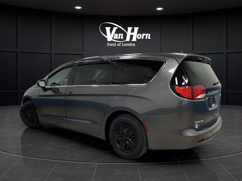Used 2018 Chrysler Pacifica L FWD image 3