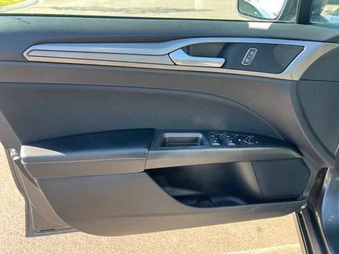 Used 2020 Ford Fusion SE FWD image 19