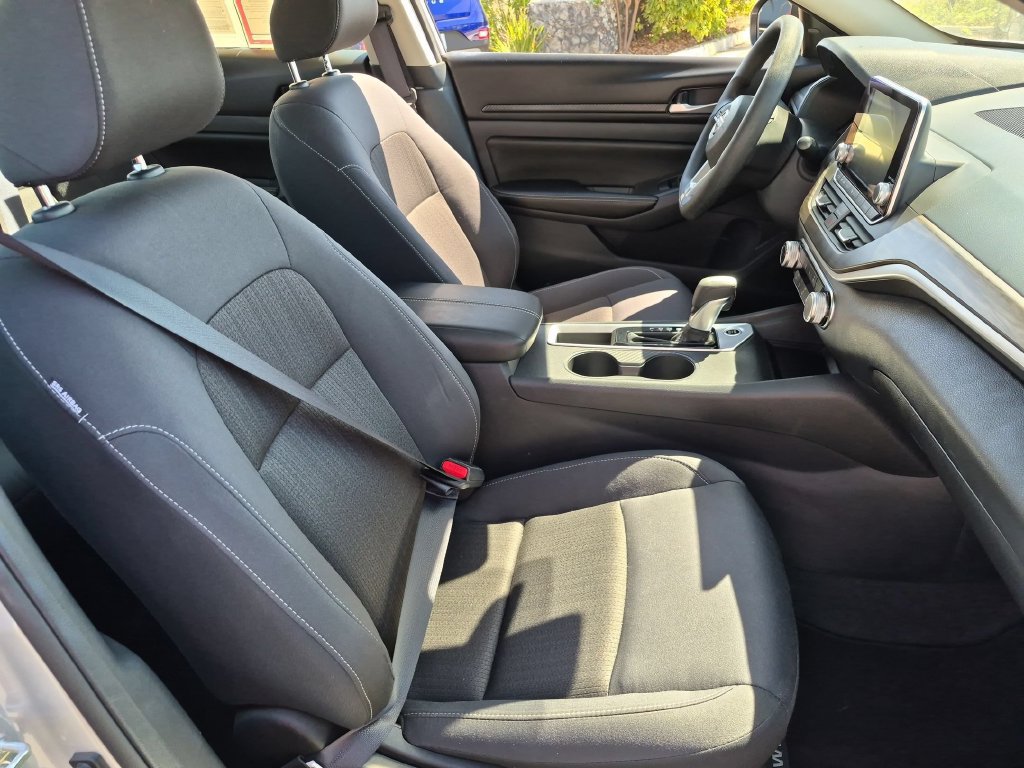 Used 2025 Nissan Altima 2.5 SV FWD image 31