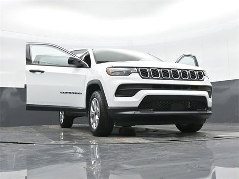 Used 2025 Jeep Compass Sport image 43