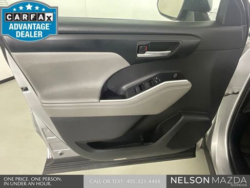 Used 2021 Toyota Highlander XLE AWD/4WD image 16