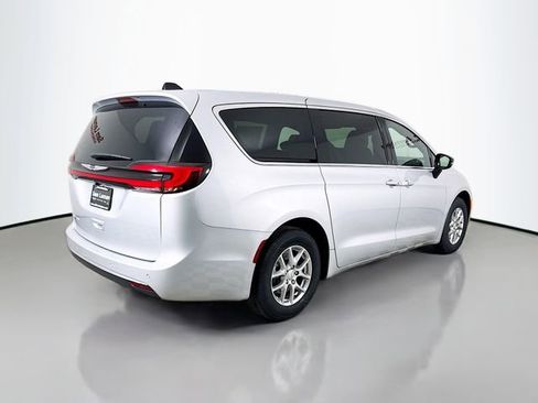 New 2026 Chrysler Pacifica Select image 7