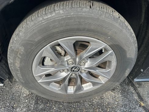 Used 2024 Toyota Sienna LE FWD image 8
