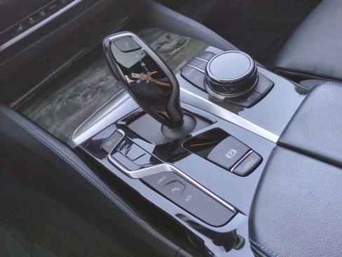 Used 2019 BMW 530e xDrive w/ M Sport Package image 27