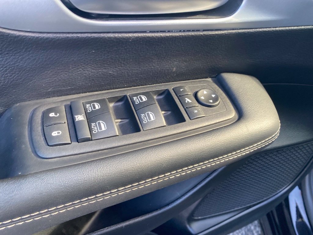 Used 2025 Chrysler Pacifica Limited FWD image 13