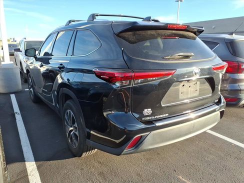 Used 2021 Toyota Highlander XLE image 2