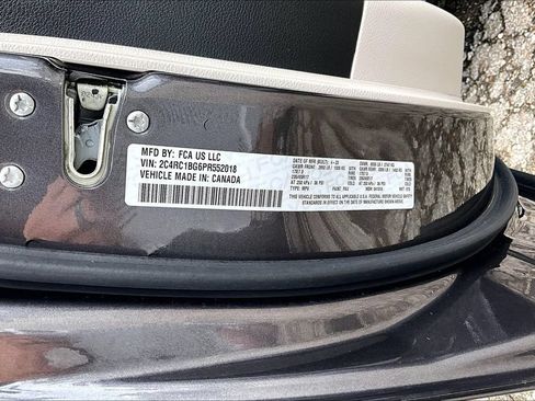 Used 2023 Chrysler Pacifica Touring-L FWD image 36