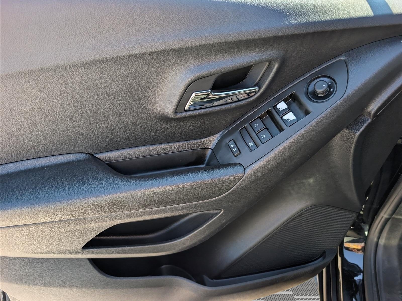 Used 2021 Chevrolet Trax LS w/ Tint and Cruise Package FWD image 18