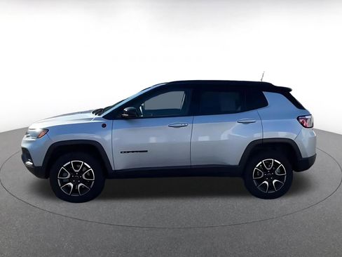 Used 2025 Jeep Compass Trailhawk image 7