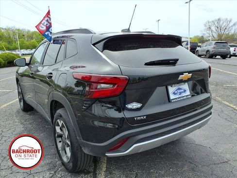 Used 2025 Chevrolet Trax LT w/ LT Convenience Package FWD image 5