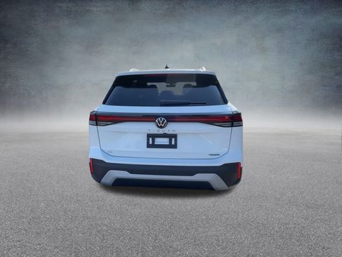 New 2025 Volkswagen Tiguan SE image 18