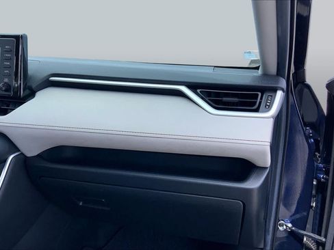 Used 2020 Toyota RAV4 XLE w/ Convenience Package FWD image 18