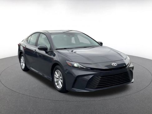 Used 2025 Toyota Camry LE image 3