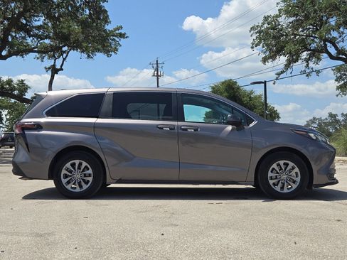 Used 2024 Toyota Sienna LE FWD image 6