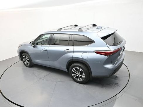 Used 2022 Toyota Highlander XLE AWD/4WD image 22