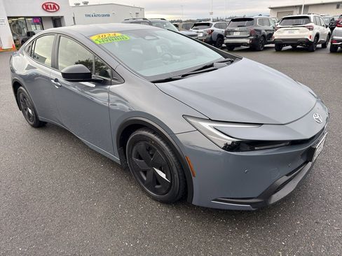 Used 2024 Toyota Prius LE image 8
