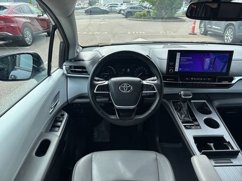 Used 2025 Toyota Sienna XLE w/ XLE Plus Package AWD/4WD image 15